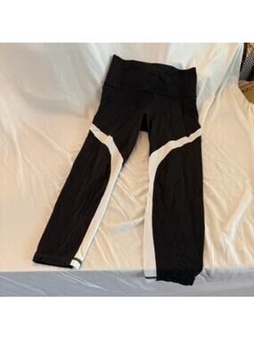 Athleta SALUTATION STASH POCKET 7/8 leggings size medium